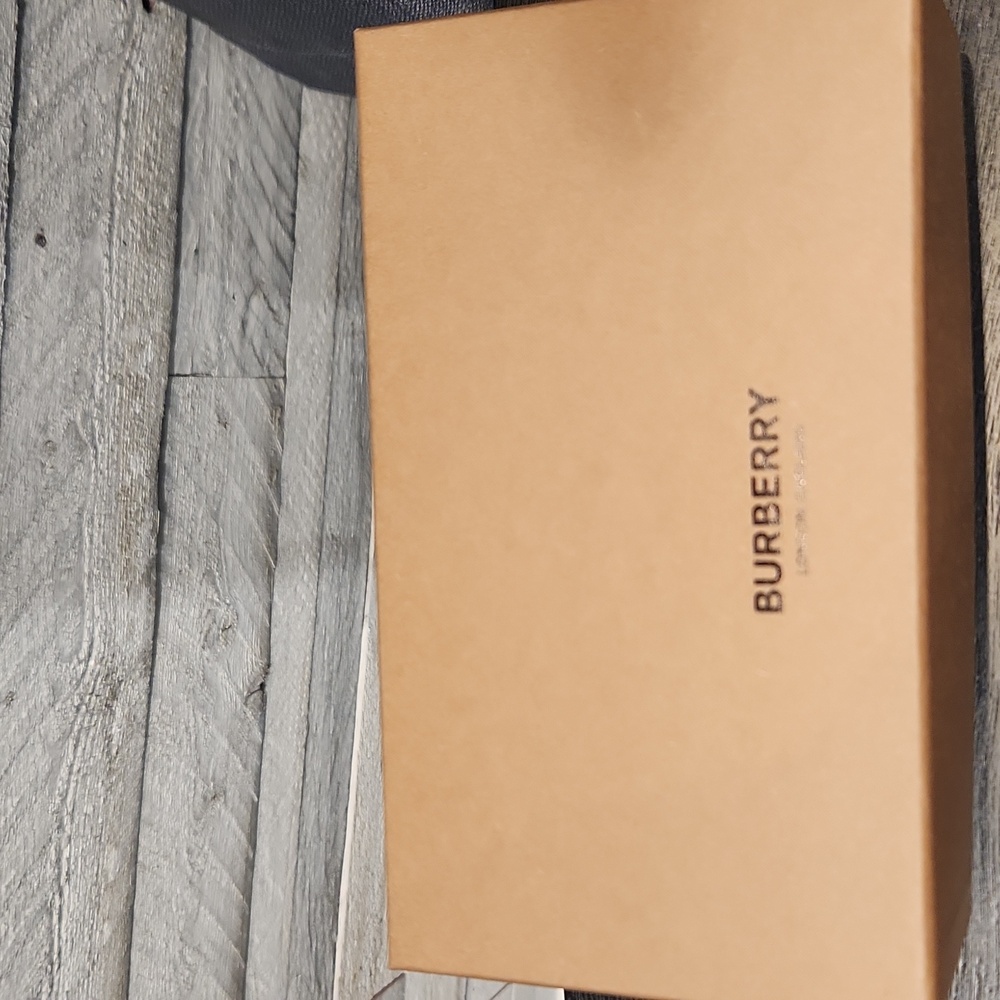 NWT Burberry Metal Man Stylish Gold Aviator Sunglasses w/case & Original Box - Picture 11 of 12